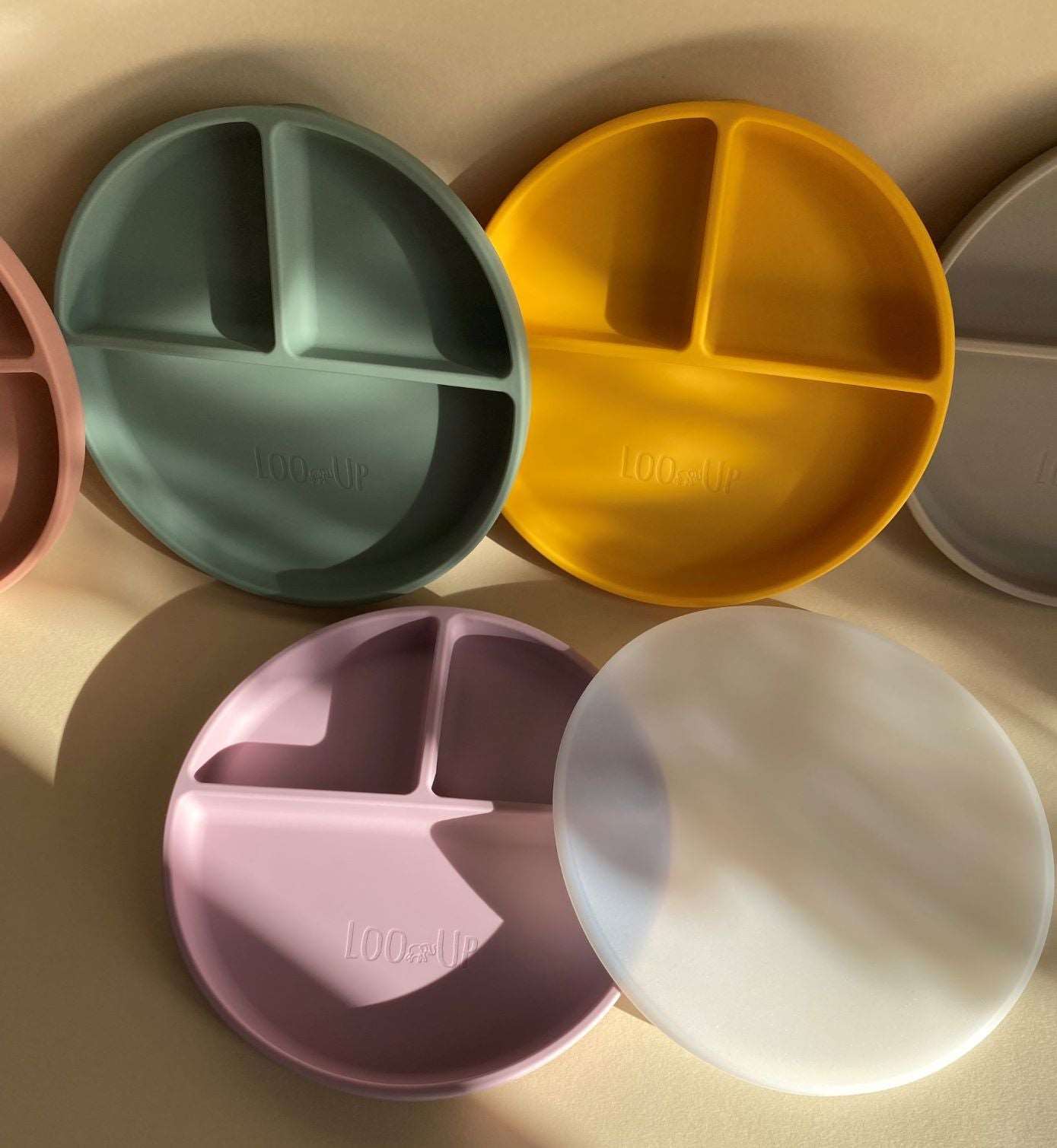 Piatto con ventosa per bambini a Scomparti con coperchio in Silicone Rosa - Loo.Up