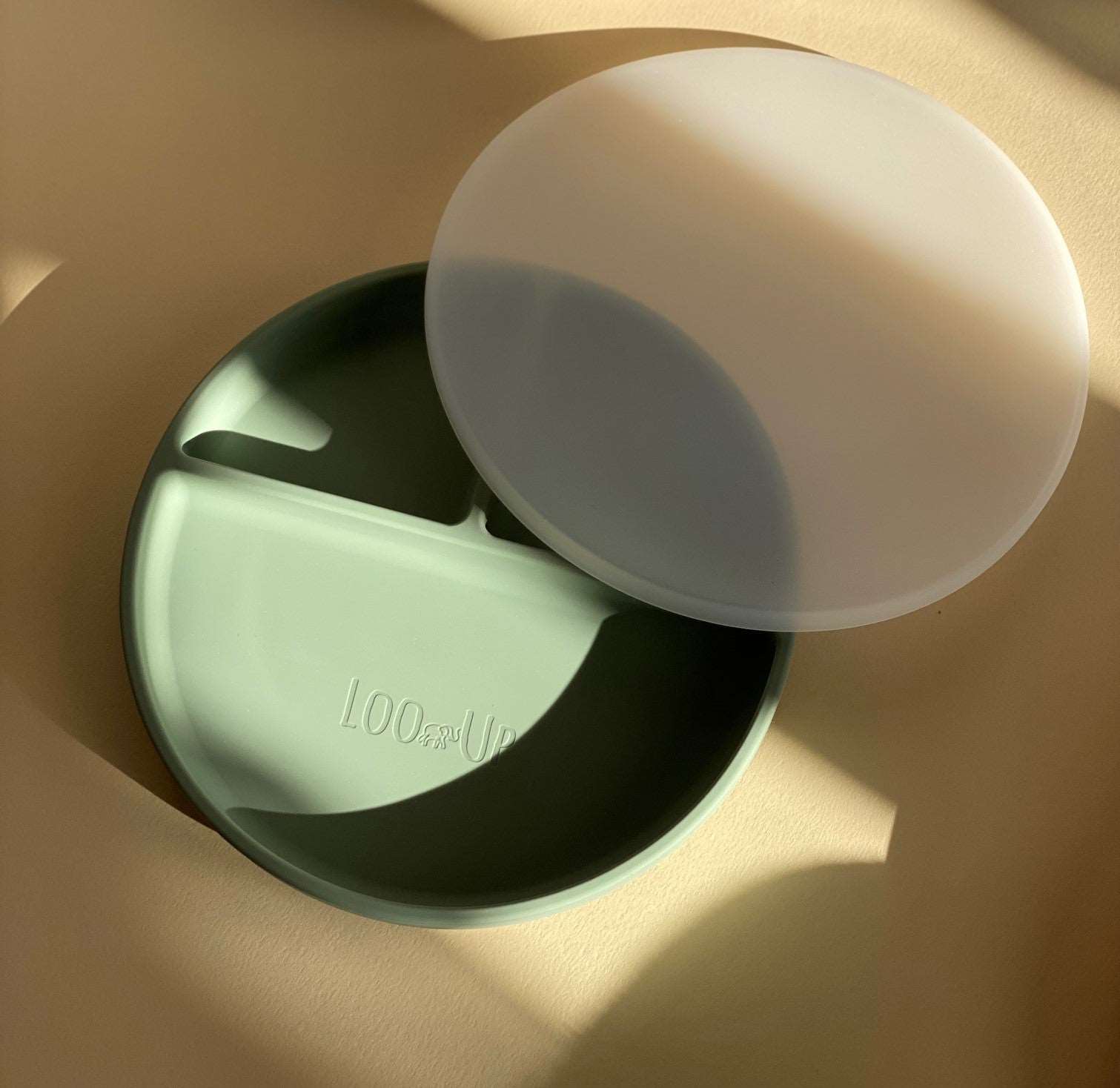 Piatto con ventosa per bambini a Scomparti con coperchio in Silicone Sage - Loo.Up
